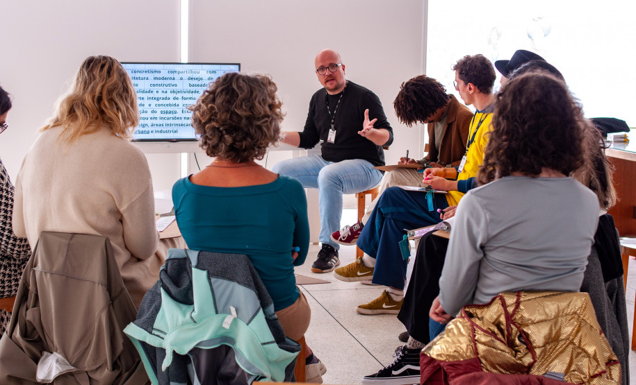 Museu Oscar Niemeyer promove laboratório de aquarela para professores no dia 26