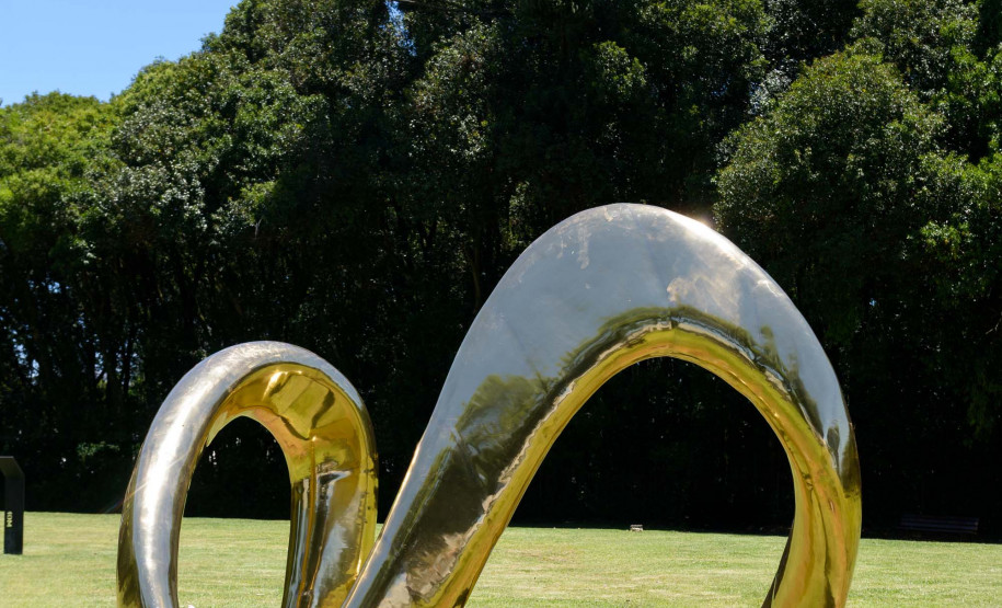 Com "Robô Interativo" e novas esculturas, MON apresenta obras inéditas na área externa