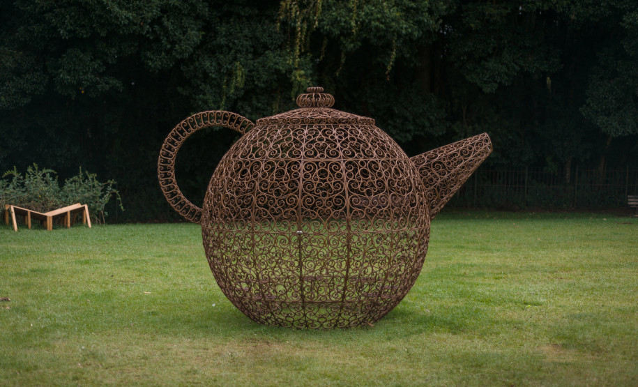 Com "Robô Interativo" e novas esculturas, MON apresenta obras inéditas na área externa