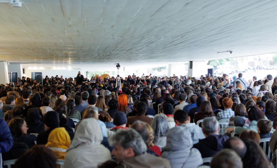 A Orquestra Sinfônica do Paraná realiza no próximo sábado (08), às 16h, no vão livre do Museu Oscar Niemeyer, o quinto concerto da série “OSP no Museu Oscar Niemeyer – Mostly Mozart”, com regência do maestro convidado Matheus Carneiro.