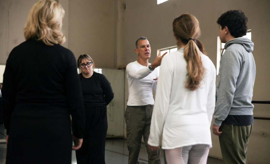 Curso gratuito do Teatro Guaíra forma 95 artistas de três regiões do Paraná