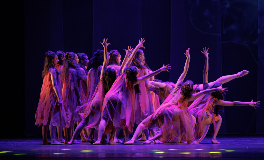 Formatura de alunas da Escola de Dança Teatro Guaíra marca a última noite de “ALGO/RITMO”
