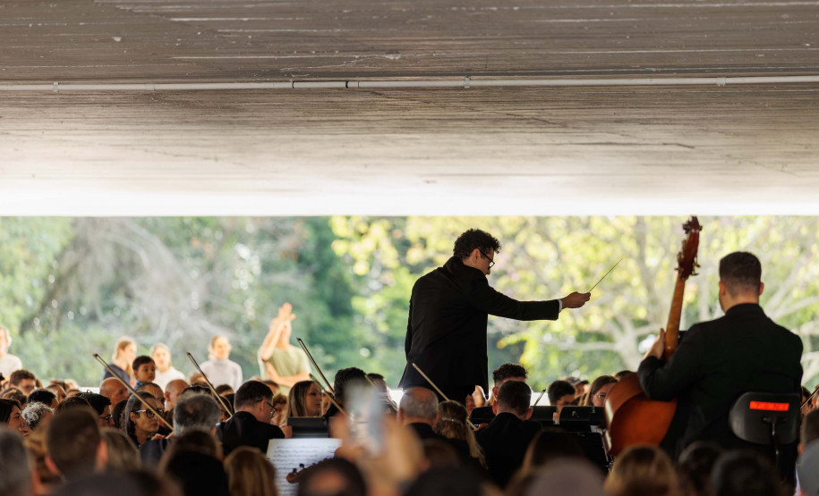 Série que celebrou Mozart e os 40 anos da OSP chega ao fim com concerto gratuito no vão-livre do MON neste sábado (6), às 16 horas. O encerramento da série contará com a participação do spalla Ricardo Molter, que assume a condução da orquestra nesta última apresentação, e do flautista Lucas Martins, solista convidado.