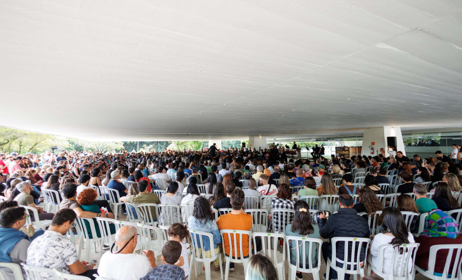 Série que celebrou Mozart e os 40 anos da OSP chega ao fim com concerto gratuito no vão-livre do MON neste sábado (6), às 16 horas. O encerramento da série contará com a participação do spalla Ricardo Molter, que assume a condução da orquestra nesta última apresentação, e do flautista Lucas Martins, solista convidado.