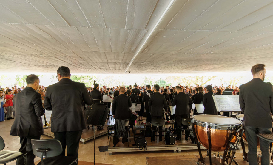 Série que celebrou Mozart e os 40 anos da OSP chega ao fim com concerto gratuito no vão-livre do MON neste sábado (6), às 16 horas. O encerramento da série contará com a participação do spalla Ricardo Molter, que assume a condução da orquestra nesta última apresentação, e do flautista Lucas Martins, solista convidado.