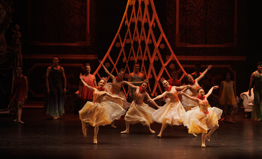 "O Quebra-Nozes": montagem do Guaíra emociona plateia lotada na primeira apresentação