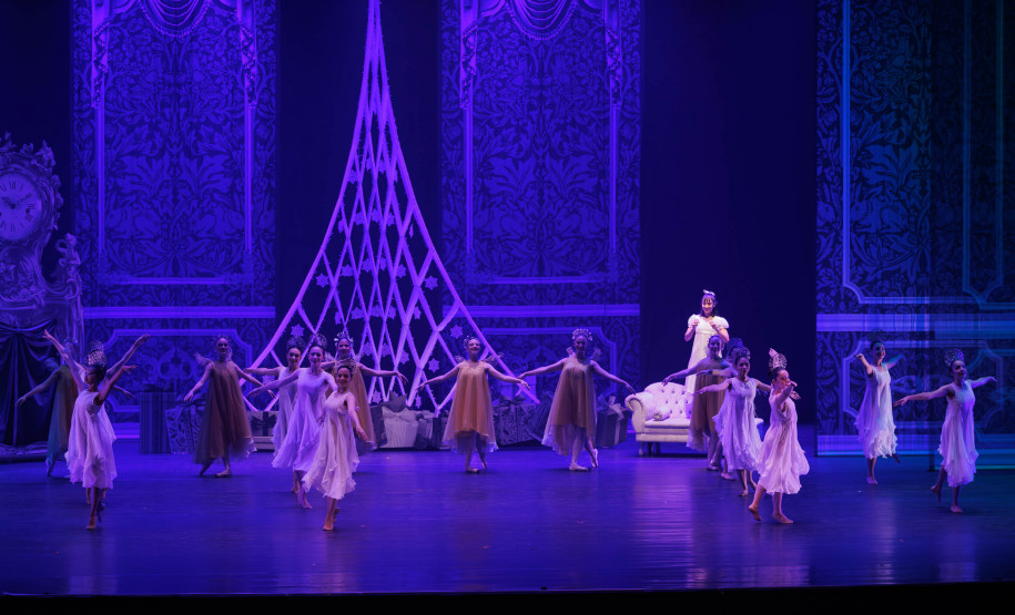 "O Quebra-Nozes": montagem do Guaíra emociona plateia lotada na primeira apresentação