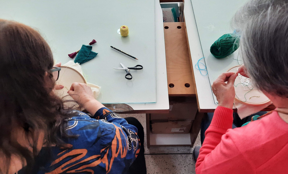 MON oferece oficina de bordado em dezembro inspirada na exposição “Através”