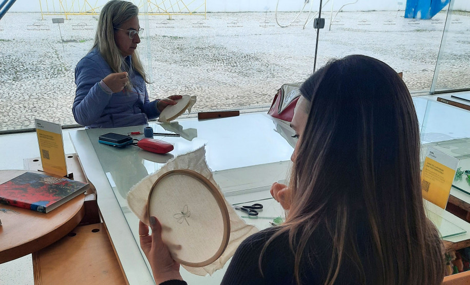 MON oferece oficina de bordado em dezembro inspirada na exposição “Através”