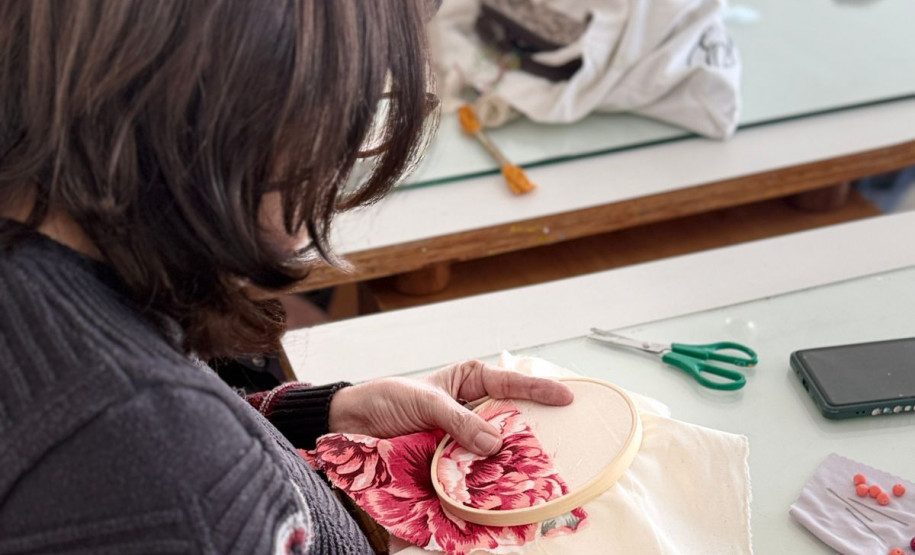 MON oferece oficina de bordado em dezembro inspirada na exposição “Através”