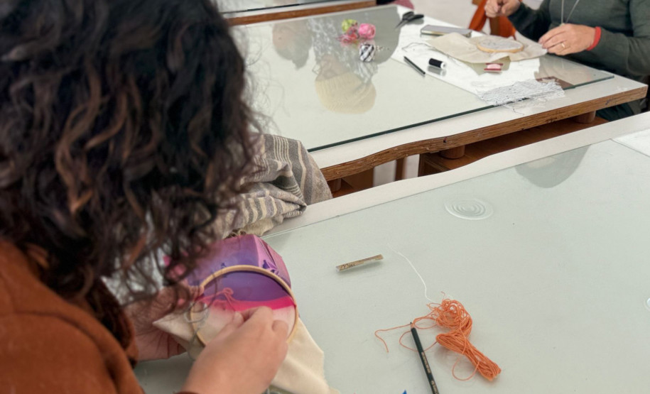 MON oferece oficina de bordado em dezembro inspirada na exposição “Através”