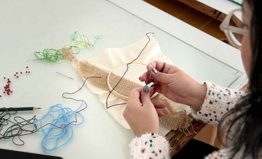 MON oferece oficina de bordado em dezembro inspirada na exposição “Através”