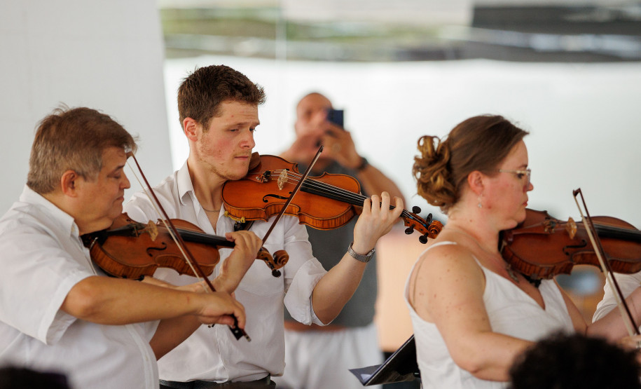 Encerramento da série “Mostly Mozart” leva música clássica a 800 pessoas no MON