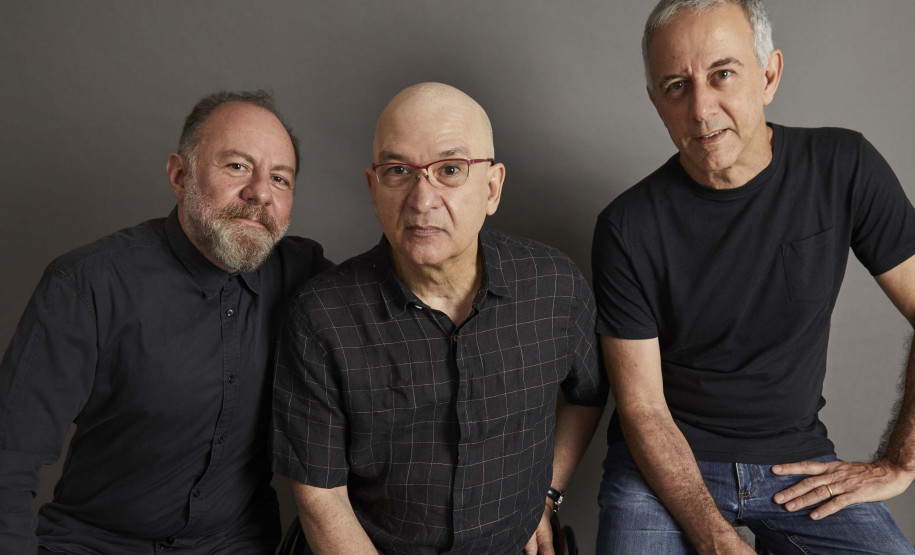 Na sequência, quem assume o palco em Matinhos são os Paralamas do Sucesso, um dos maiores nomes do rock nacional.