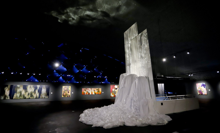 Última semana da exposição “Através”, da artista Mariana Palma