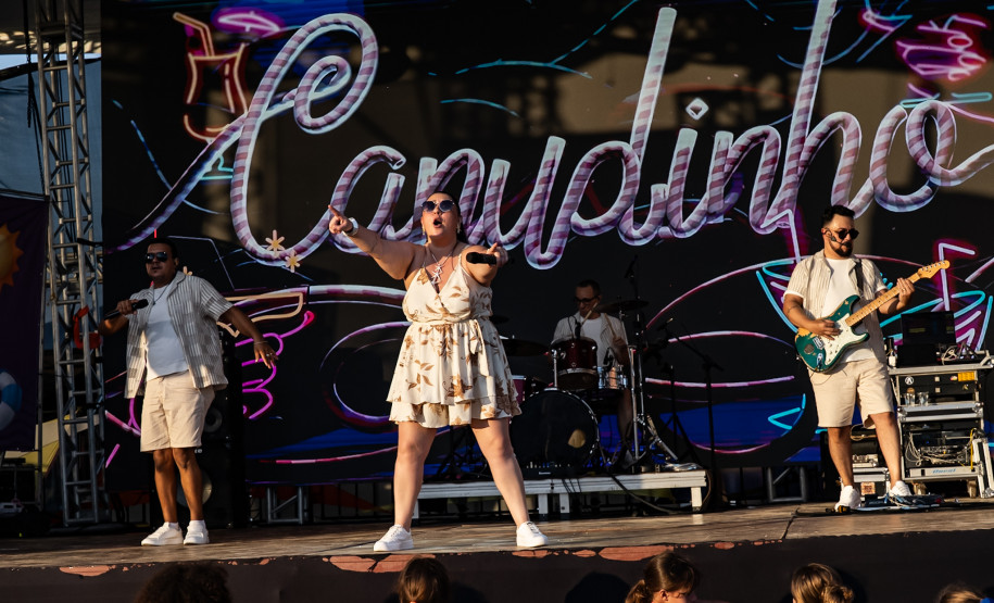 Palcos Sunset animam as praias de Caiobá e Guaratuba com rock e sertanejo