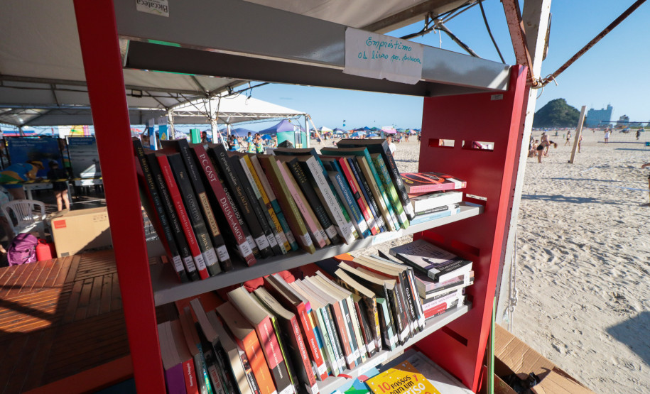 Bibliopraia: projeto da Biblioteca Pública do Paraná promove leitura no Litoral