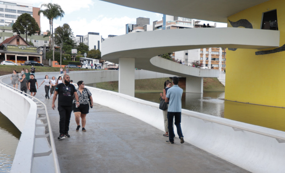 Primeira quarta-feira do ano é marcada por filas no Museu Oscar Niemeyer (MON), em Curitiba