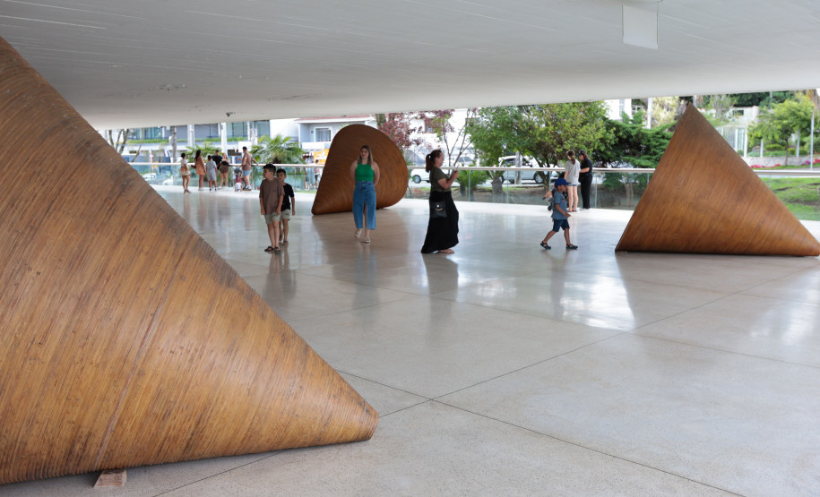 Primeira quarta-feira do ano é marcada por filas no Museu Oscar Niemeyer (MON), em Curitiba