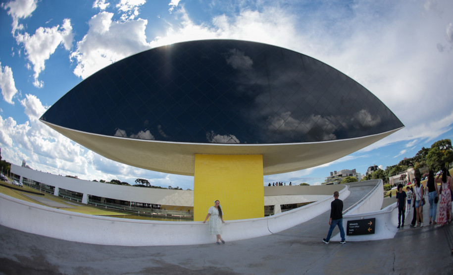 Primeira quarta-feira do ano é marcada por filas no Museu Oscar Niemeyer (MON), em Curitiba