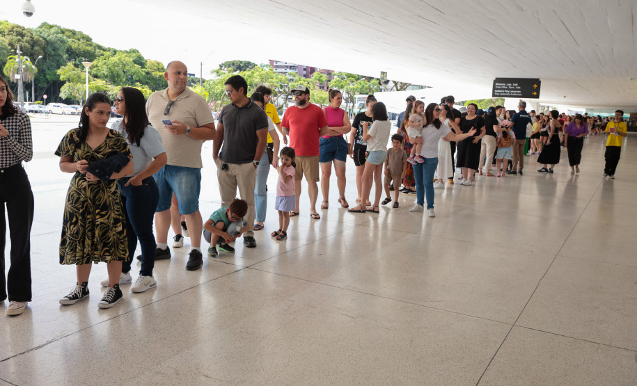 Primeira quarta-feira do ano é marcada por filas no Museu Oscar Niemeyer (MON), em Curitiba
