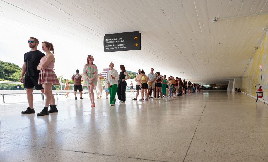 Primeira quarta-feira do ano é marcada por filas no Museu Oscar Niemeyer (MON), em Curitiba