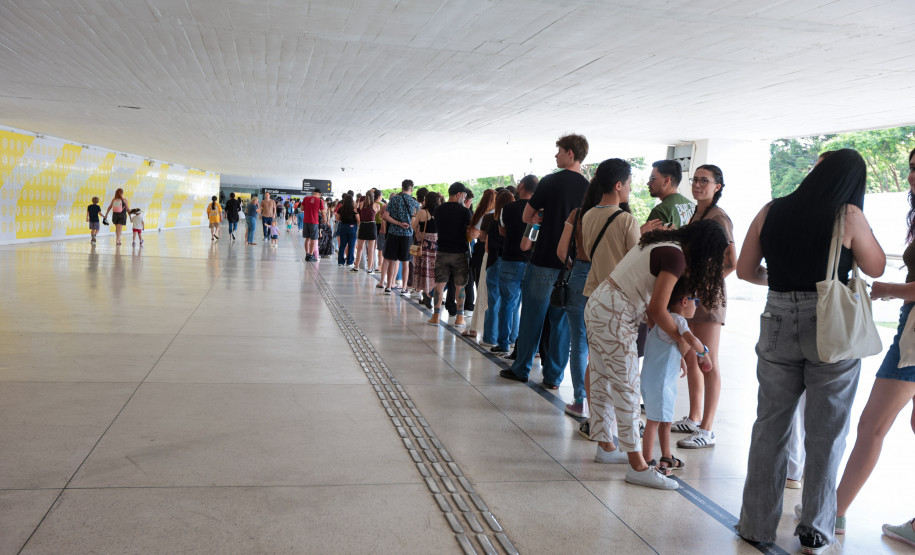 Primeira quarta-feira do ano é marcada por filas no Museu Oscar Niemeyer (MON), em Curitiba
