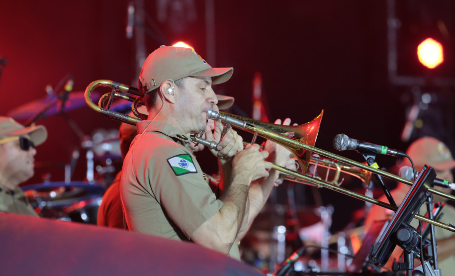Com repertório variado, Banda da PMPR anima multidão antes do show do Roupa Nova