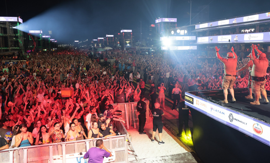 Com repertório variado, Banda da PMPR anima multidão antes do show do Roupa Nova
