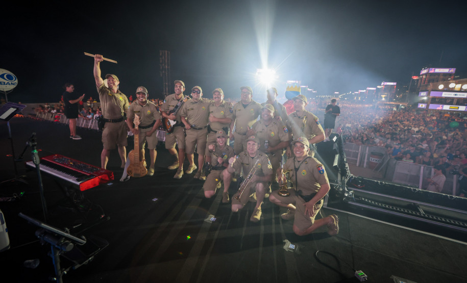 Com repertório variado, Banda da PMPR anima multidão antes do show do Roupa Nova