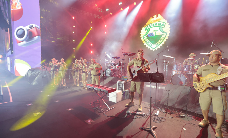 Com repertório variado, Banda da PMPR anima multidão antes do show do Roupa Nova
