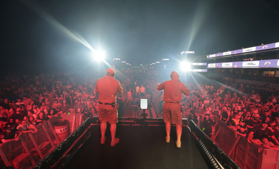 Com repertório variado, Banda da PMPR anima multidão antes do show do Roupa Nova