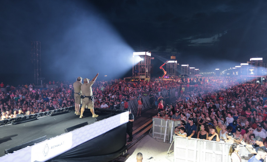 Com repertório variado, Banda da PMPR anima multidão antes do show do Roupa Nova