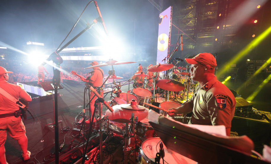 Com repertório variado, Banda da PMPR anima multidão antes do show do Roupa Nova