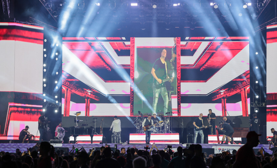 Roupa Nova mais do que dobra público de dois anos atrás no Verão Maior Paraná em Matinhos