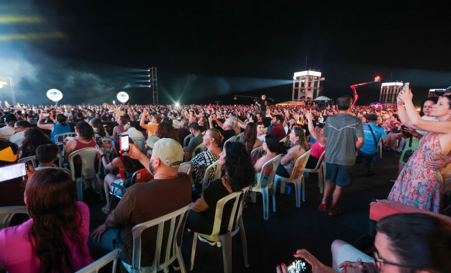 Roupa Nova mais do que dobra público de dois anos atrás no Verão Maior Paraná em Matinhos