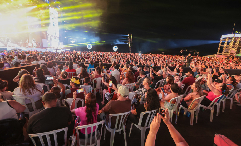Roupa Nova mais do que dobra público de dois anos atrás no Verão Maior Paraná em Matinhos