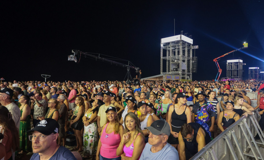 Roupa Nova mais do que dobra público de dois anos atrás no Verão Maior Paraná em Matinhos