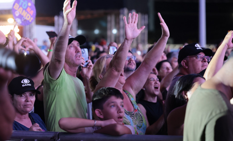 Roupa Nova mais do que dobra público de dois anos atrás no Verão Maior Paraná em Matinhos