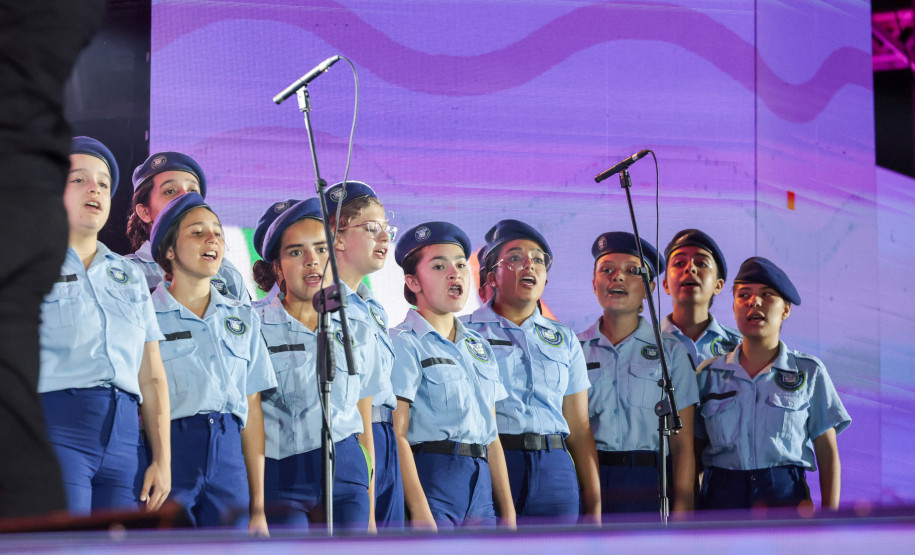 Na noite desta sexta-feira (16), crianças e adolescentes do coral do Colégio Cívico-Militar Professor Leandro Manuel da Costa se apresentaram no palco principal de Caiobá, em Matinhos, na abertura do show do Gipsy Kings by André Reyes.