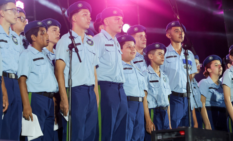 Na noite desta sexta-feira (16), crianças e adolescentes do coral do Colégio Cívico-Militar Professor Leandro Manuel da Costa se apresentaram no palco principal de Caiobá, em Matinhos, na abertura do show do Gipsy Kings by André Reyes.