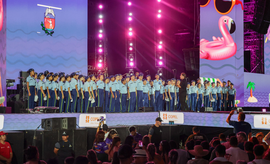 Na noite desta sexta-feira (16), crianças e adolescentes do coral do Colégio Cívico-Militar Professor Leandro Manuel da Costa se apresentaram no palco principal de Caiobá, em Matinhos, na abertura do show do Gipsy Kings by André Reyes.