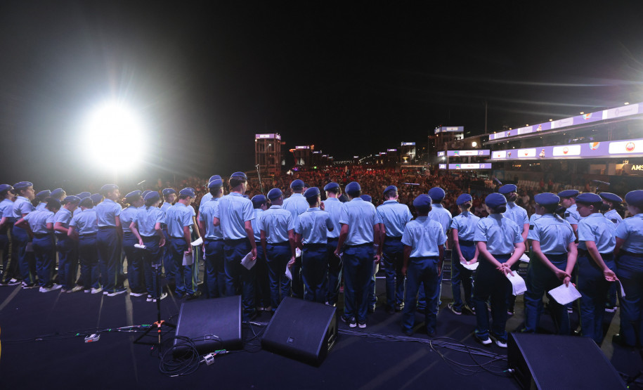 Na noite desta sexta-feira (16), crianças e adolescentes do coral do Colégio Cívico-Militar Professor Leandro Manuel da Costa se apresentaram no palco principal de Caiobá, em Matinhos, na abertura do show do Gipsy Kings by André Reyes.