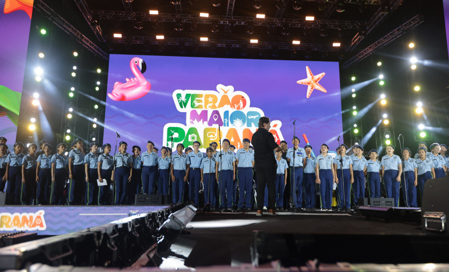 Na noite desta sexta-feira (16), crianças e adolescentes do coral do Colégio Cívico-Militar Professor Leandro Manuel da Costa se apresentaram no palco principal de Caiobá, em Matinhos, na abertura do show do Gipsy Kings by André Reyes.