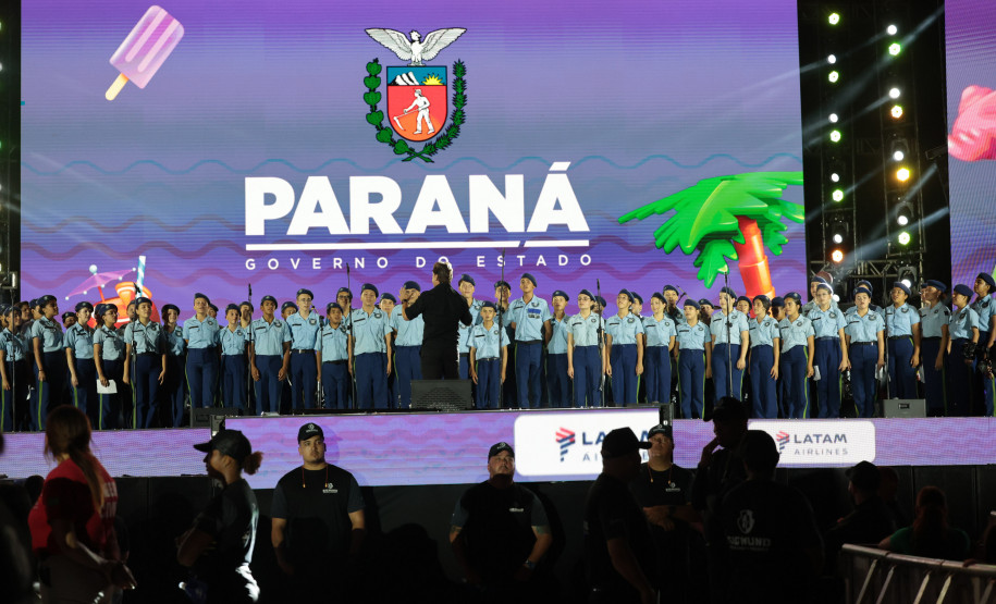 Na noite desta sexta-feira (16), crianças e adolescentes do coral do Colégio Cívico-Militar Professor Leandro Manuel da Costa se apresentaram no palco principal de Caiobá, em Matinhos, na abertura do show do Gipsy Kings by André Reyes.