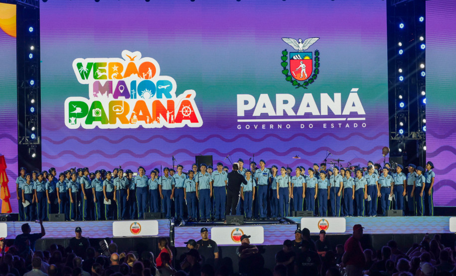 Na noite desta sexta-feira (16), crianças e adolescentes do coral do Colégio Cívico-Militar Professor Leandro Manuel da Costa se apresentaram no palco principal de Caiobá, em Matinhos, na abertura do show do Gipsy Kings by André Reyes.
