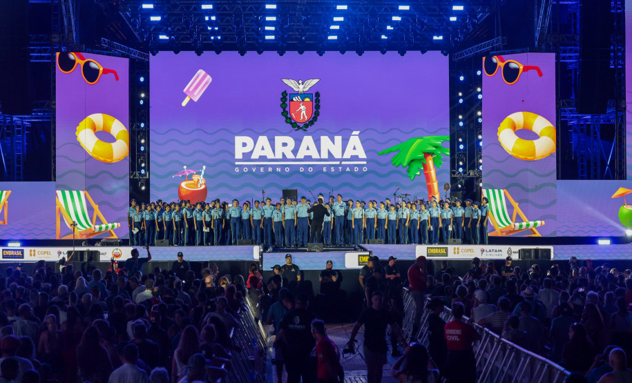 Na noite desta sexta-feira (16), crianças e adolescentes do coral do Colégio Cívico-Militar Professor Leandro Manuel da Costa se apresentaram no palco principal de Caiobá, em Matinhos, na abertura do show do Gipsy Kings by André Reyes.