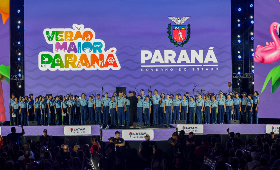 Na noite desta sexta-feira (16), crianças e adolescentes do coral do Colégio Cívico-Militar Professor Leandro Manuel da Costa se apresentaram no palco principal de Caiobá, em Matinhos, na abertura do show do Gipsy Kings by André Reyes.