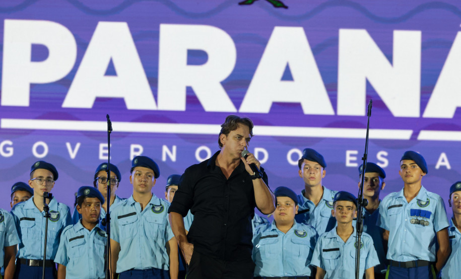 Na noite desta sexta-feira (16), crianças e adolescentes do coral do Colégio Cívico-Militar Professor Leandro Manuel da Costa se apresentaram no palco principal de Caiobá, em Matinhos, na abertura do show do Gipsy Kings by André Reyes.