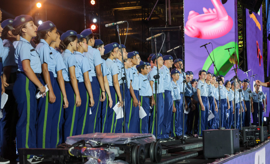 Na noite desta sexta-feira (16), crianças e adolescentes do coral do Colégio Cívico-Militar Professor Leandro Manuel da Costa se apresentaram no palco principal de Caiobá, em Matinhos, na abertura do show do Gipsy Kings by André Reyes.